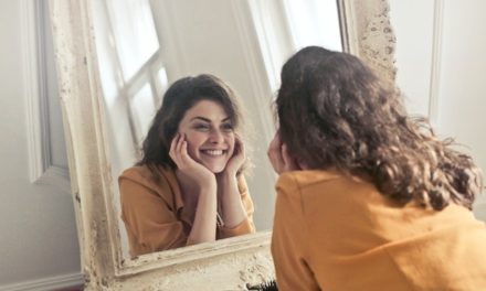 Un singur om pe lume te poate face fericit cu adevarat: cel care se reflecta in oglinda!